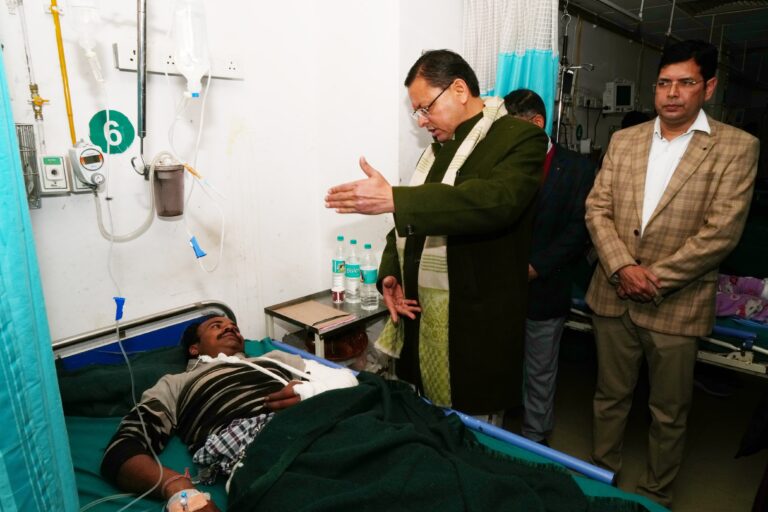 मुख्यमंत्री धामी ने दून अस्पताल में घायलों का हालचाल जाना