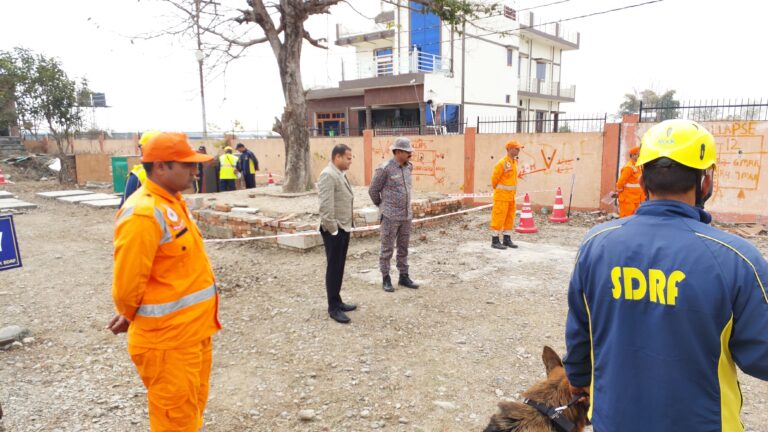 SDRF वाहिनी मुख्यालय जॉलीग्रांट में SDRF व NDRF का संयुक्त अभ्यास, सेनानायक अर्पण यदुवंशी ने लिया तैयारियों का जायजा