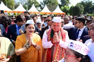 लोक गीतों की धुनों के बीच सीएम आवास में निखरे होली के रंग, होली मिलन कार्यक्रम में जुटे गढ़वाल-कुमाऊं से लेकर जौनसार तक के कलाकार