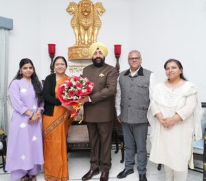 राज्यपाल से मिले दून विश्वविद्यालय के मीडिया एंड कम्युनिकेशन स्टडीज विभाग के छात्र