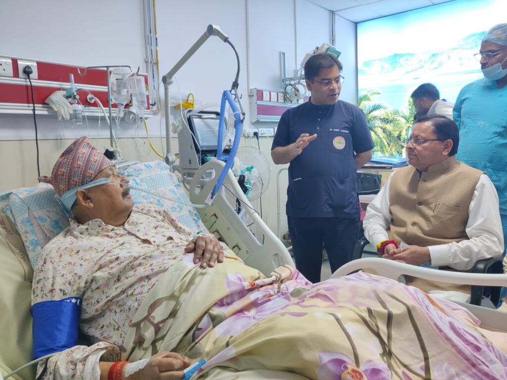 एम्स ऋषिकेश में मंत्री सतपाल महाराज से मिले सीएम धामी