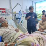 एम्स ऋषिकेश में मंत्री सतपाल महाराज से मिले सीएम धामी