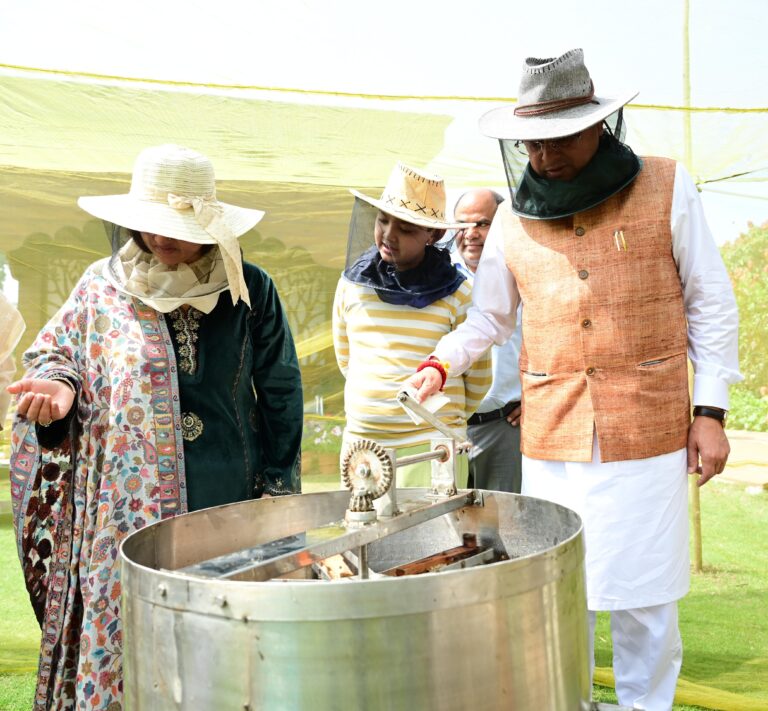 मुख्यमंत्री आवास परिसर से 60 किलो शहद निकला