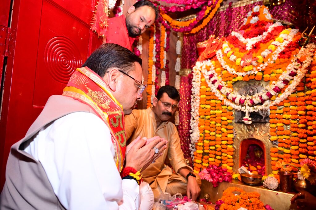 मुख्यमंत्री पुष्कर सिंह धामी ने काशीपुर में मां बाल सुंदरी मंदिर में की पूजा-अर्चना