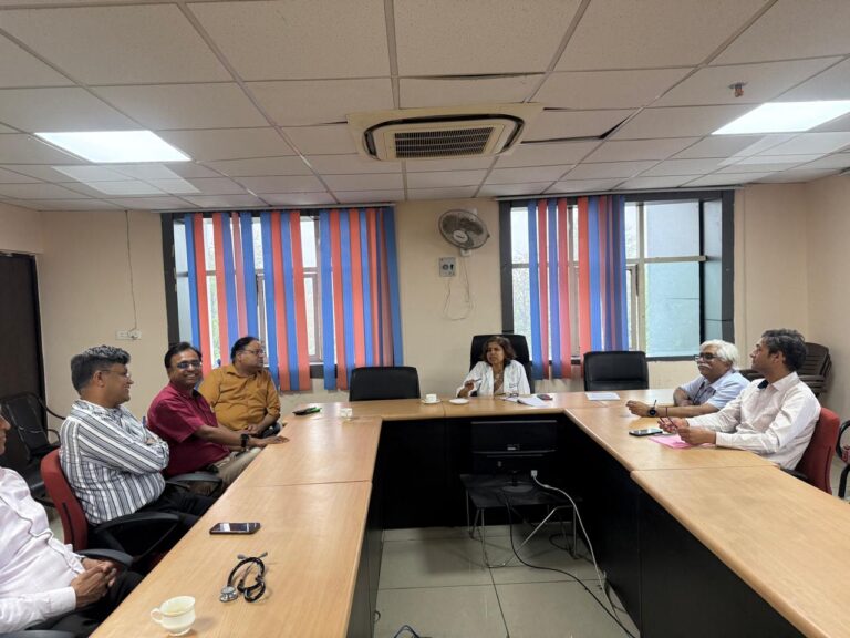 राजकीय मेडिकल कॉलेज एवं चिकित्सालय में प्राचार्य की अध्यक्षता में आयोजित सुपरस्पेशियलिटी विभागों की समीक्षा