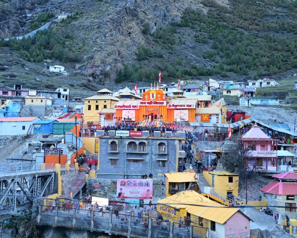 वैदिक मंत्रोच्चार के साथ खुले भगवान श्री बद्रीनाथ के कपाट, आस्था और उल्लास से गूंजा धाम