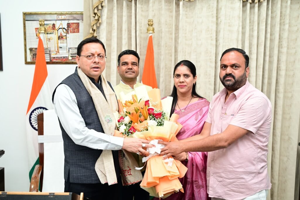 जिला सहकारी बैंक के नवनिर्वाचित पदाधिकारियों ने मुख्यमंत्री पुष्कर सिंह धामी से की शिष्टाचार भेंट