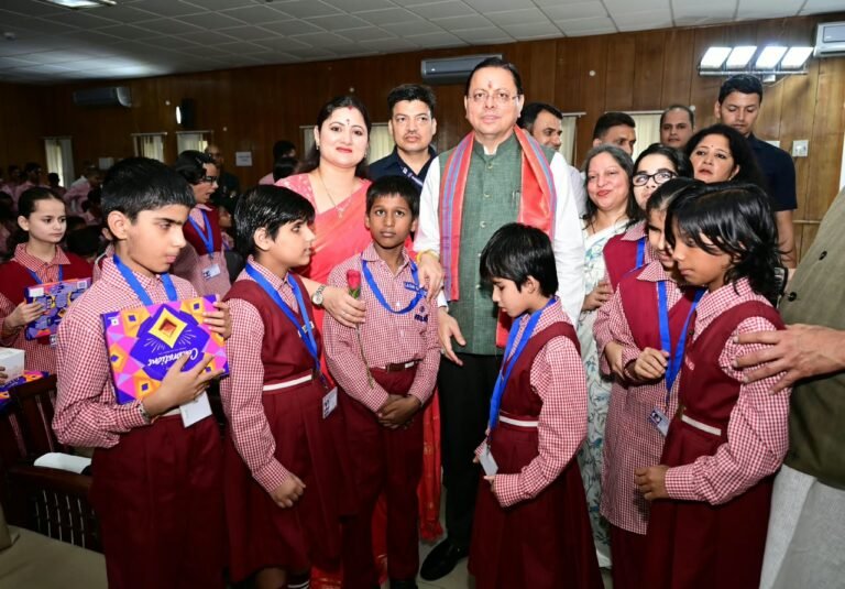 दिव्यांग बच्चों के बीच अपना जन्म दिवस मनाने पहुंचे मुख्यमंत्री पुष्कर सिंह धामी